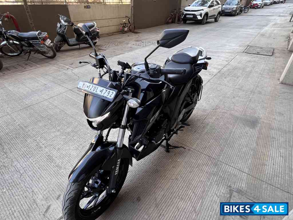 Black Yamaha FZS 25 BS6