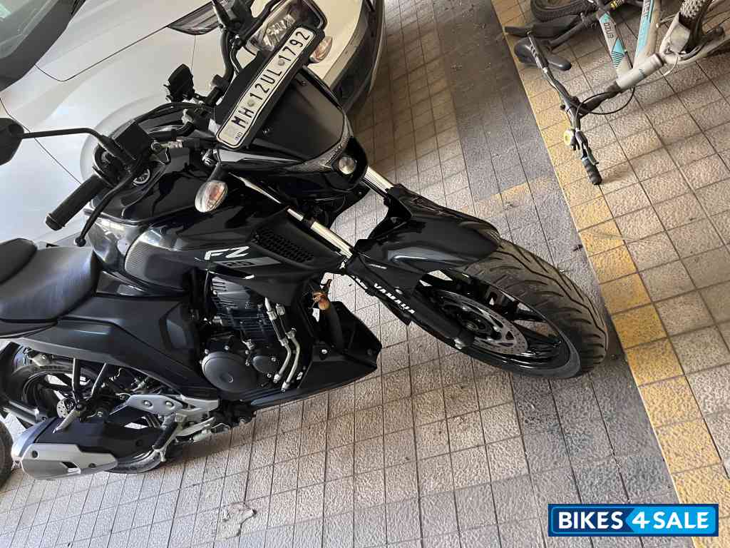 Black Yamaha FZS 25 BS6