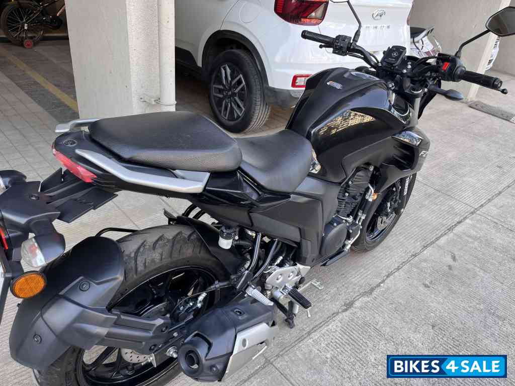 Black Yamaha FZS 25 BS6