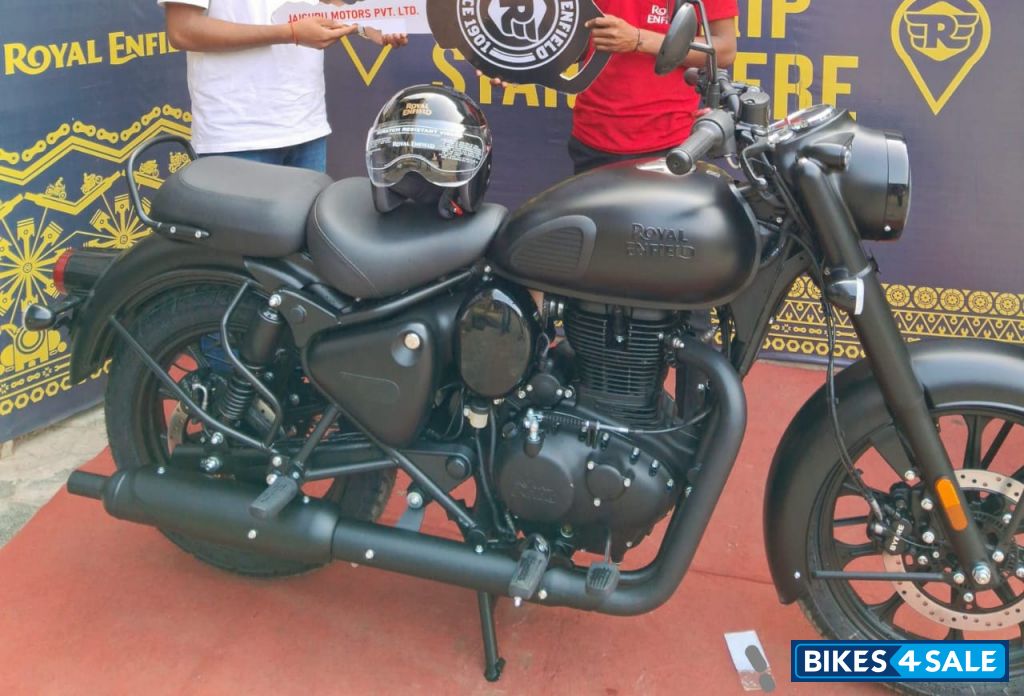 Royal Enfield Classic Stealth Black