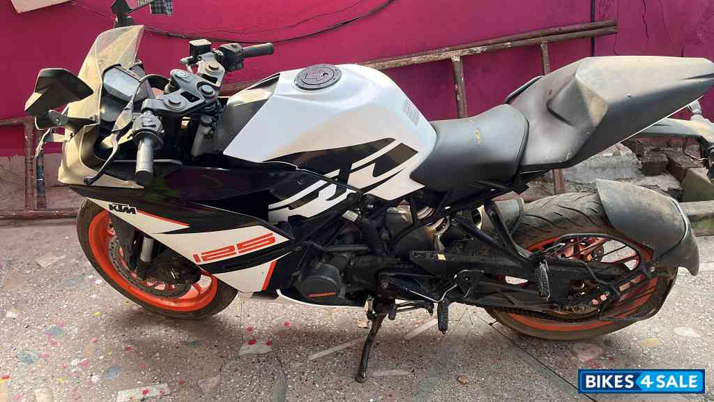 White /black KTM RC 125