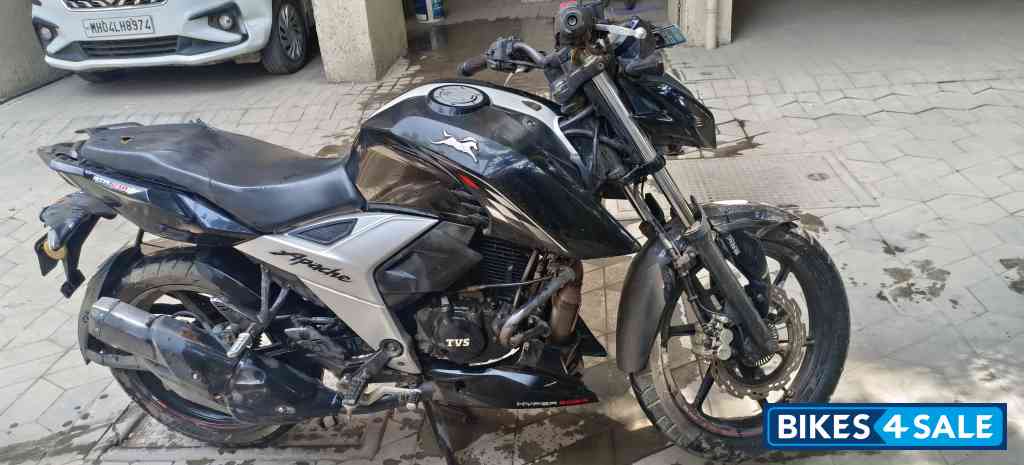 Black TVS Apache RTR 160 4V BS6