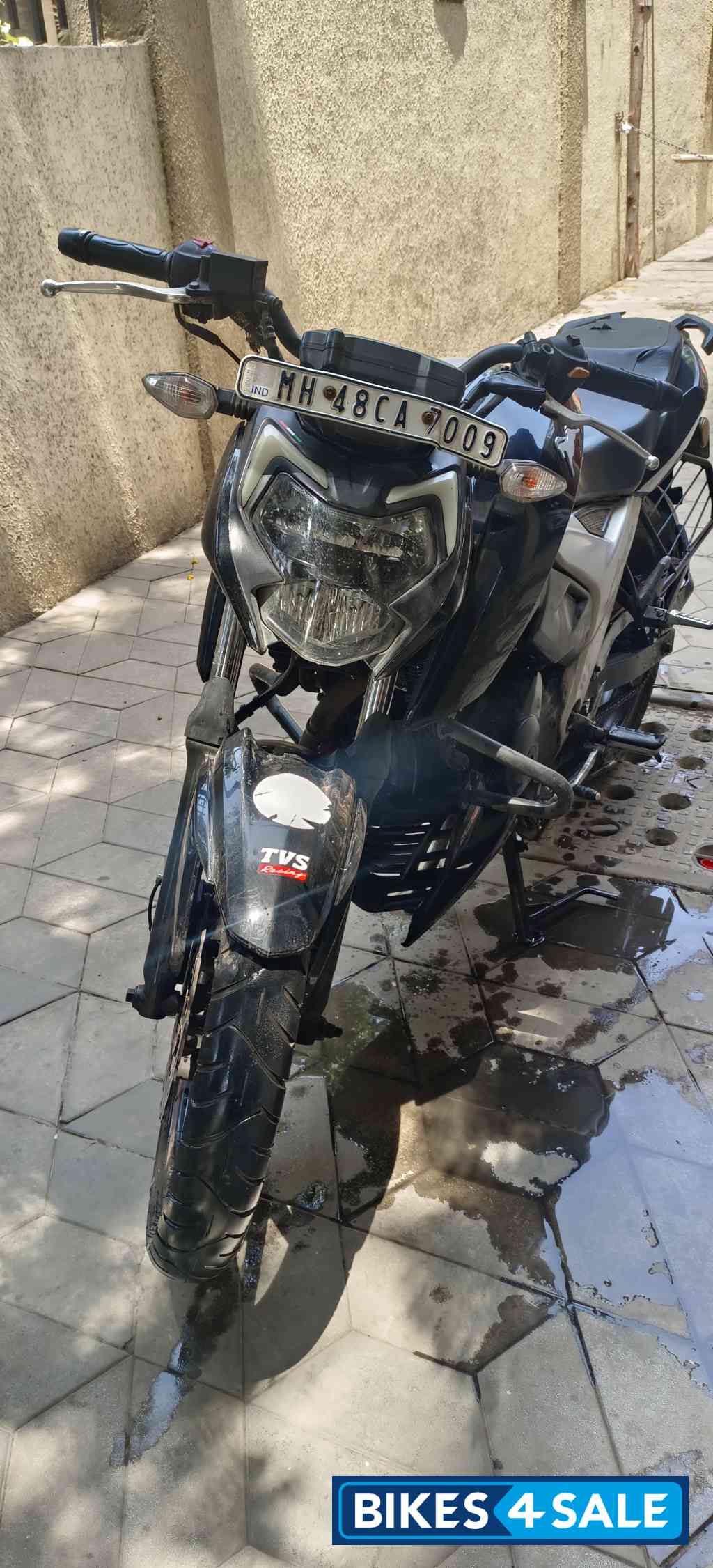 Black TVS Apache RTR 160 4V BS6