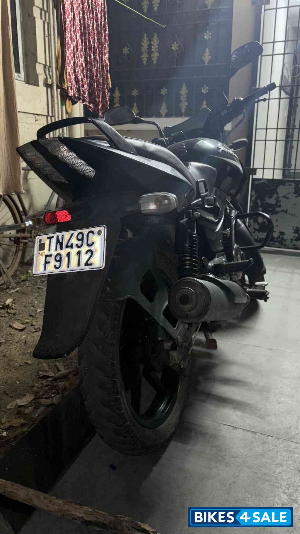 Black Bajaj Pulsar 125 Black Bajaj Pulsar 125