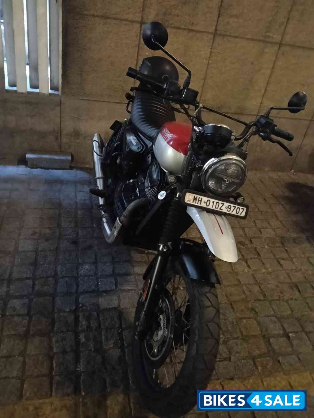 Yezdi Scrambler Dual Tone