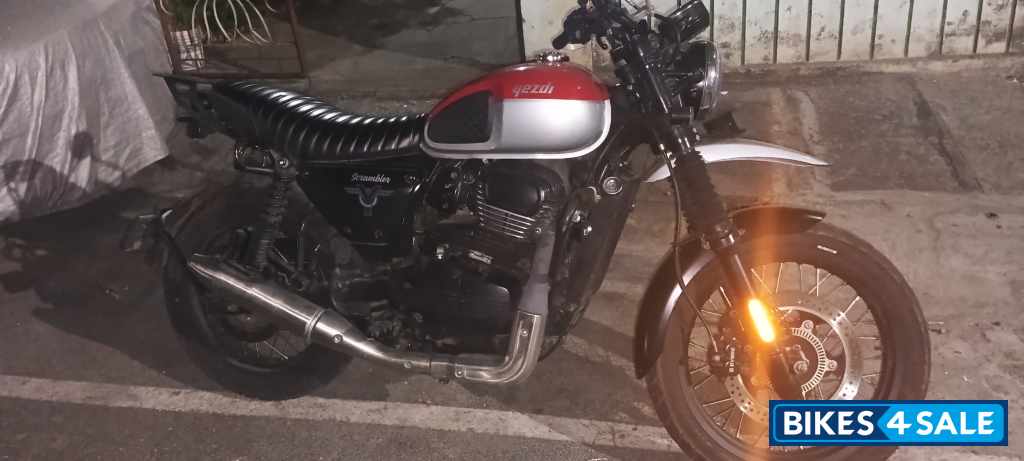 Yezdi Scrambler Dual Tone