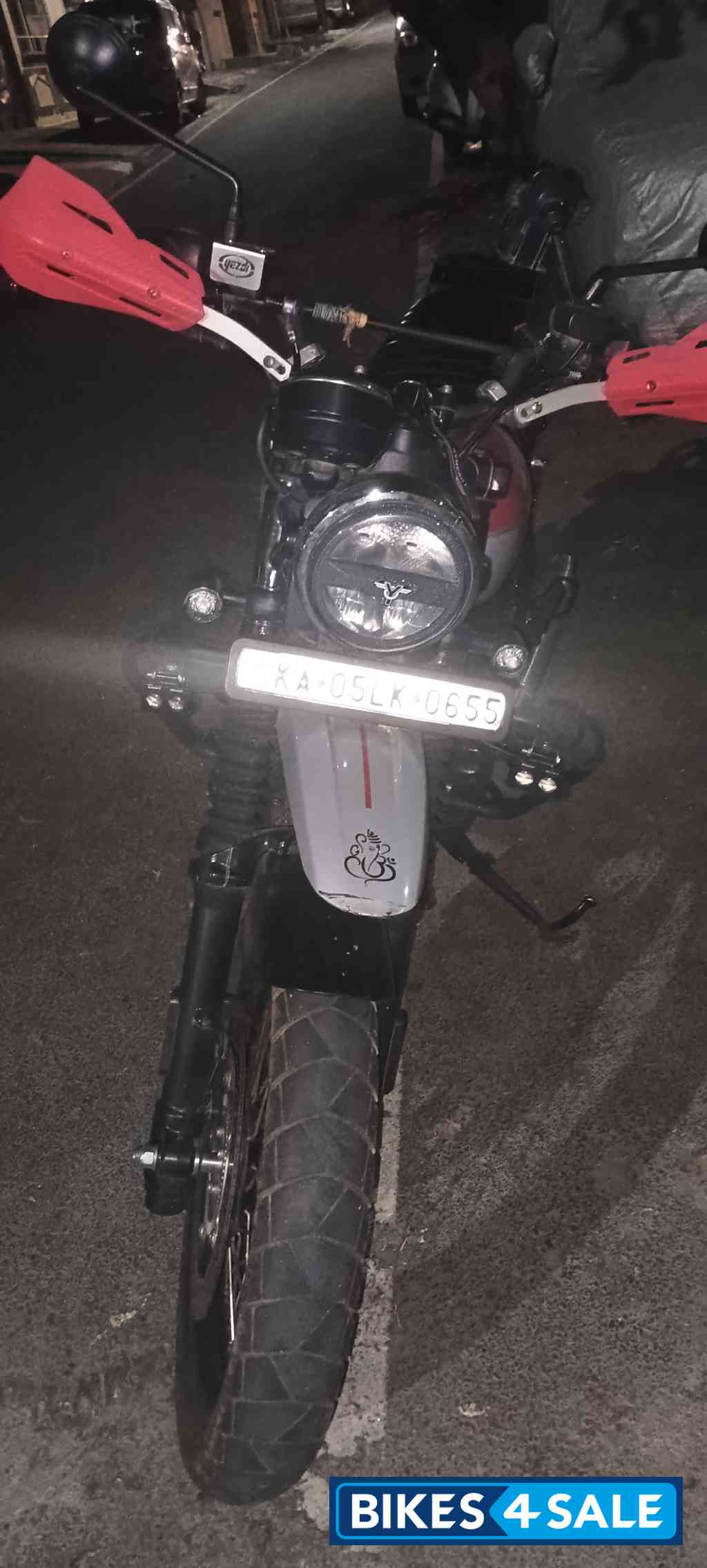 Yezdi Scrambler Dual Tone