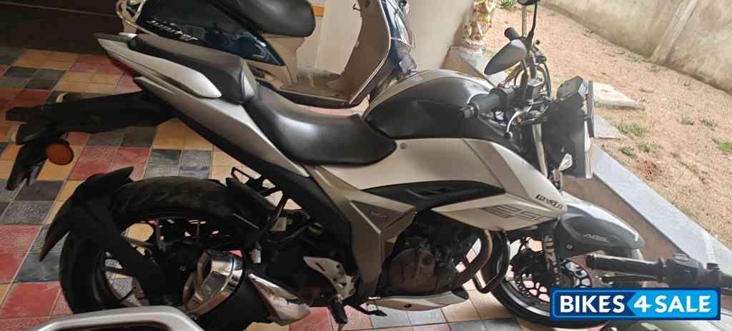 Silver Black Suzuki Gixxer 250
