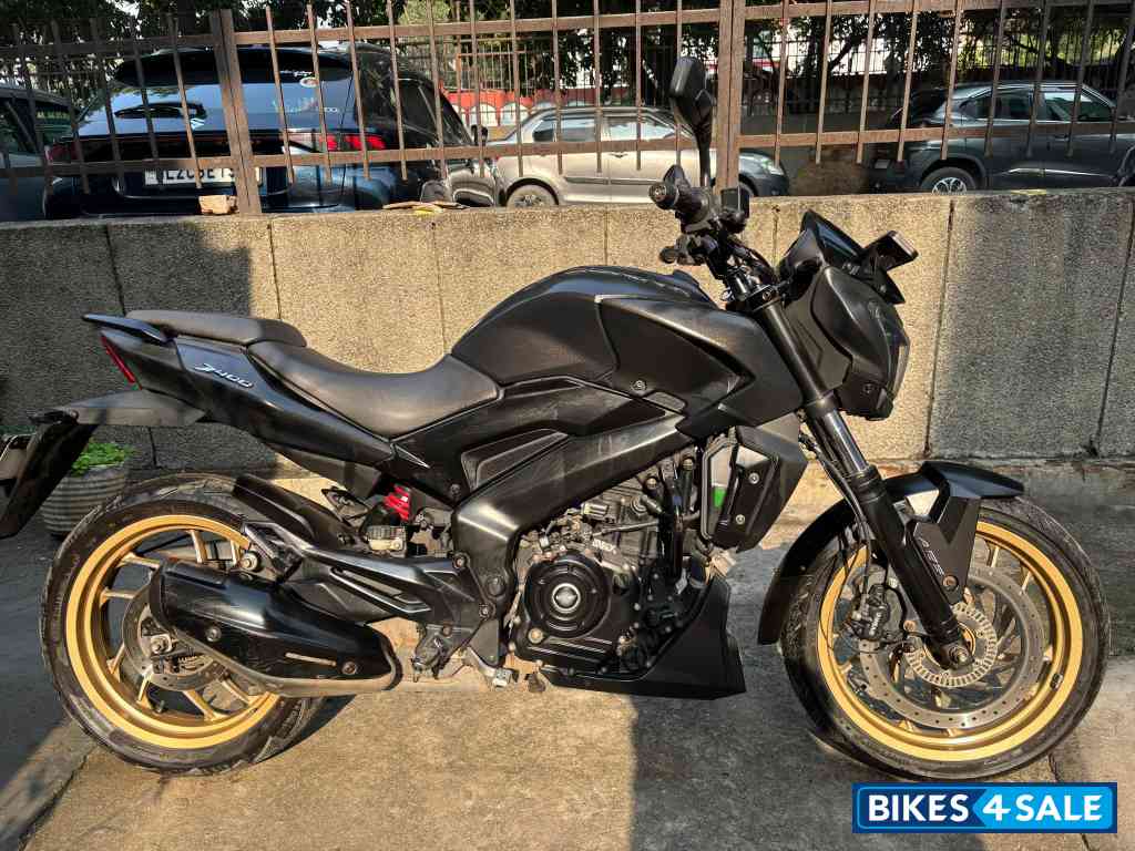 Matte Black Bajaj Dominar 400