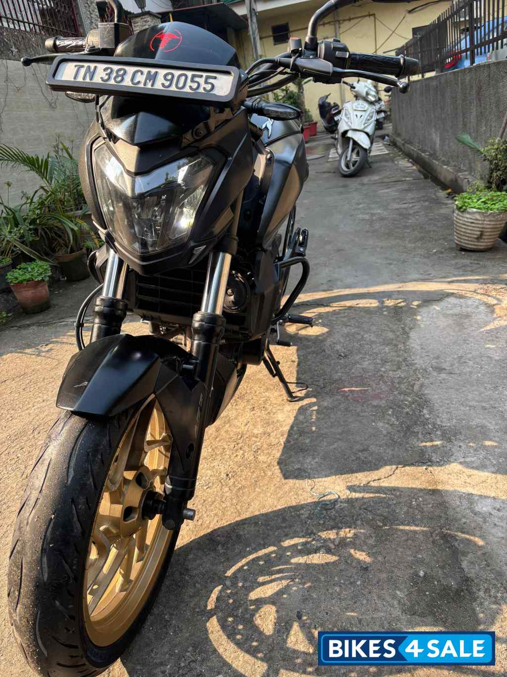 Matte Black Bajaj Dominar 400