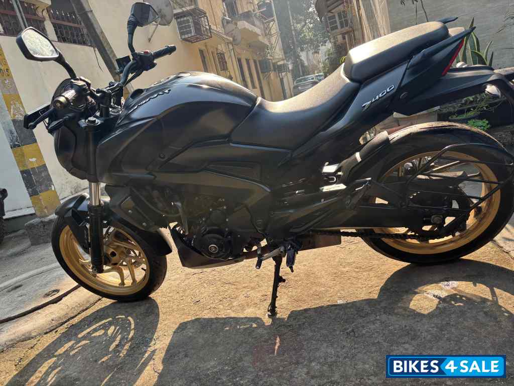 Matte Black Bajaj Dominar 400