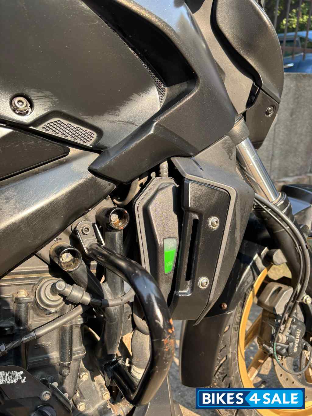 Matte Black Bajaj Dominar 400