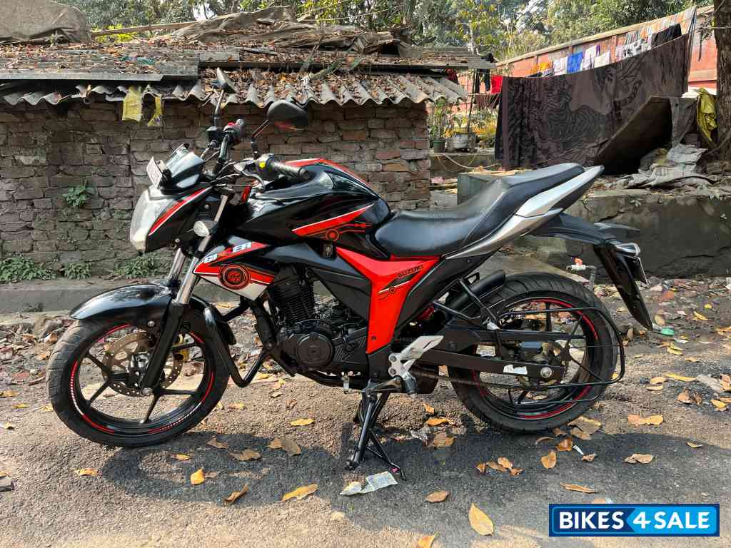 Black Suzuki Gixxer SP