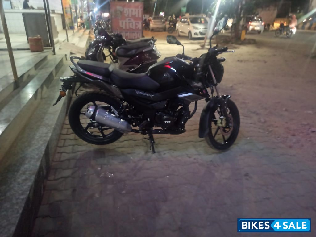 Black TVS Raider 125