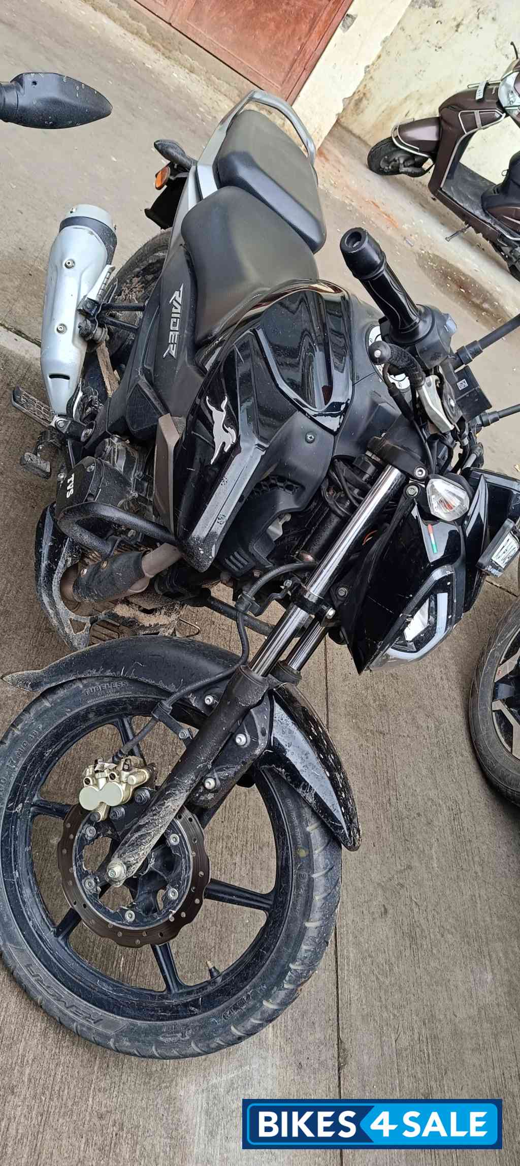 Black TVS Raider 125