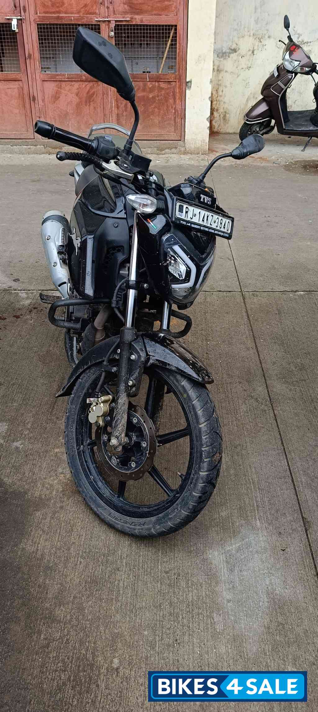 Black TVS Raider 125