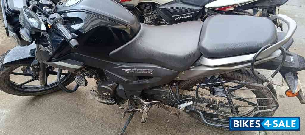 Black TVS Raider 125