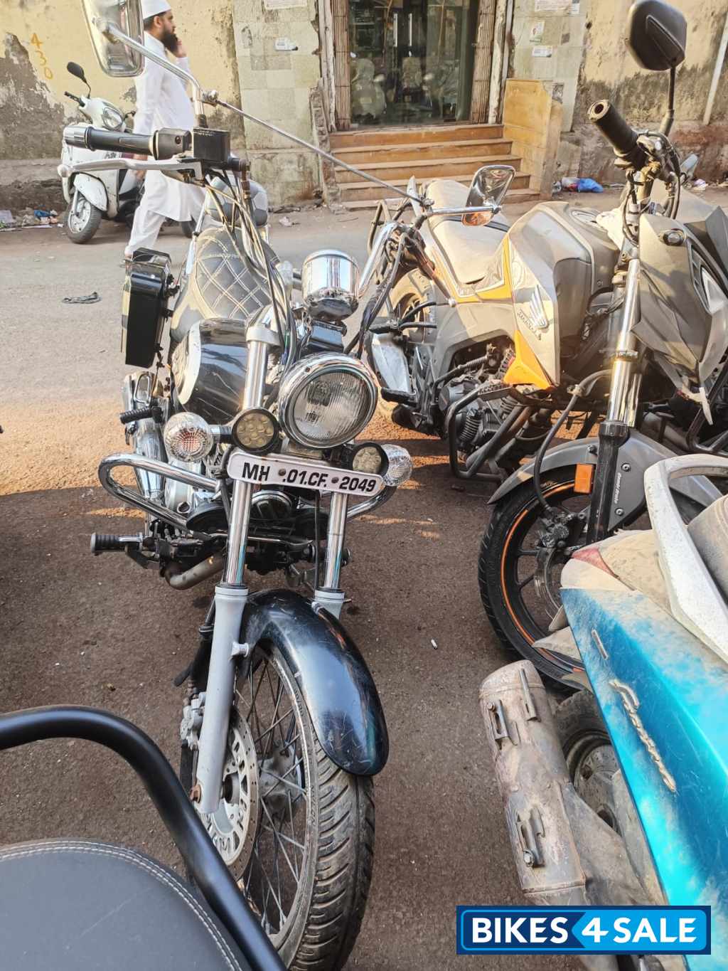 Black Bajaj Avenger Cruise 220 Black Bajaj Avenger Cruise 220