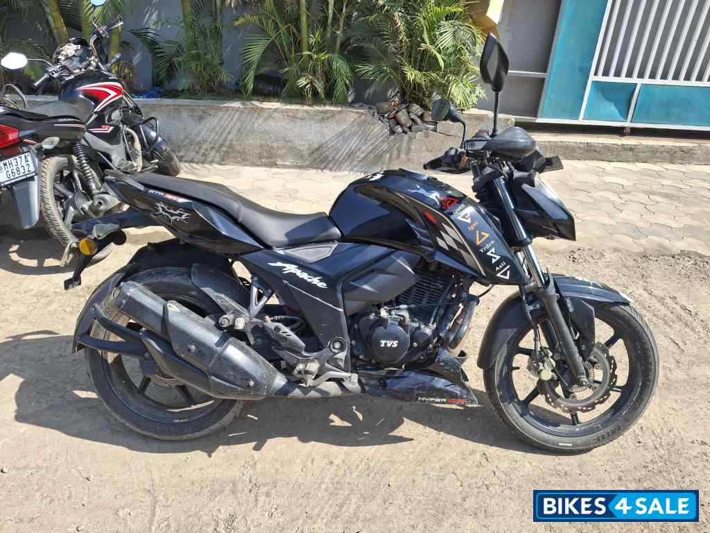 Black TVS Apache RTR 160 4V BS6