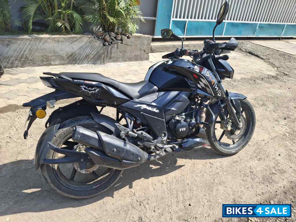 Black TVS Apache RTR 160 4V BS6