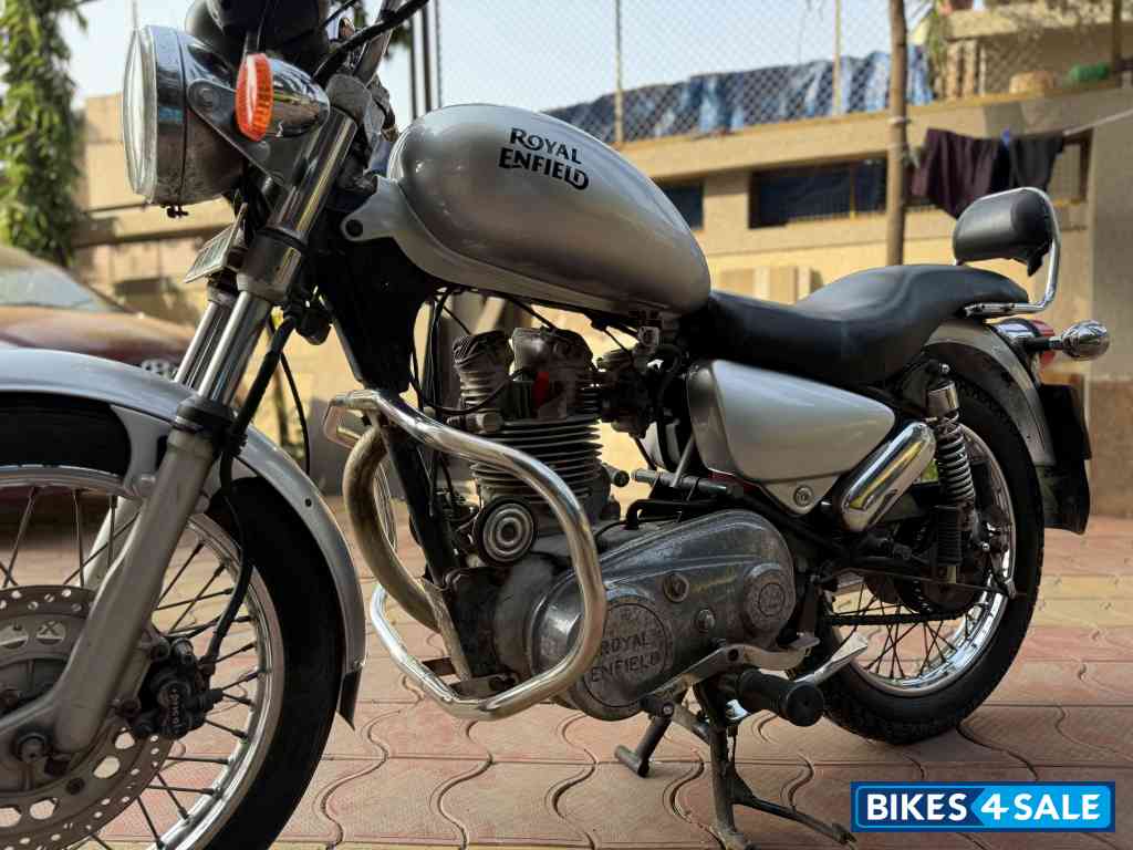 Silver Royal Enfield Thunderbird 350 Silver Royal Enfield Thunderbird 350