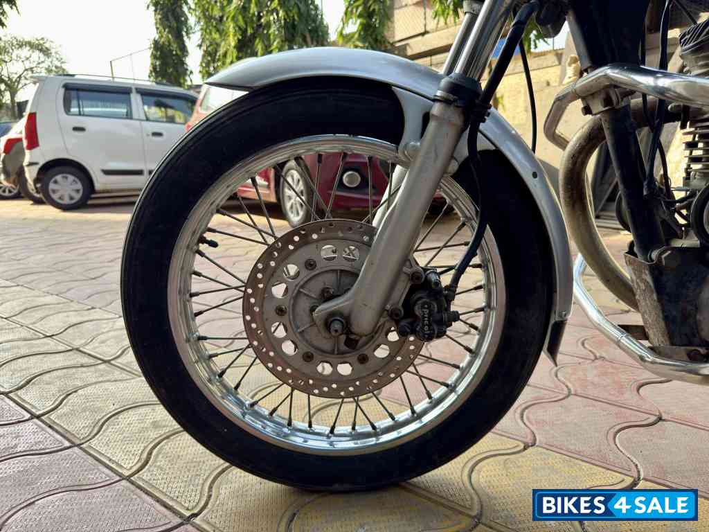 Silver Royal Enfield Thunderbird 350 Silver Royal Enfield Thunderbird 350