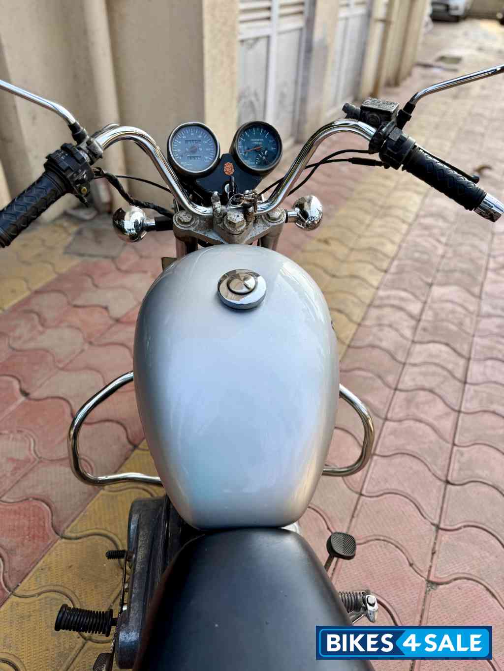 Silver Royal Enfield Thunderbird 350 Silver Royal Enfield Thunderbird 350