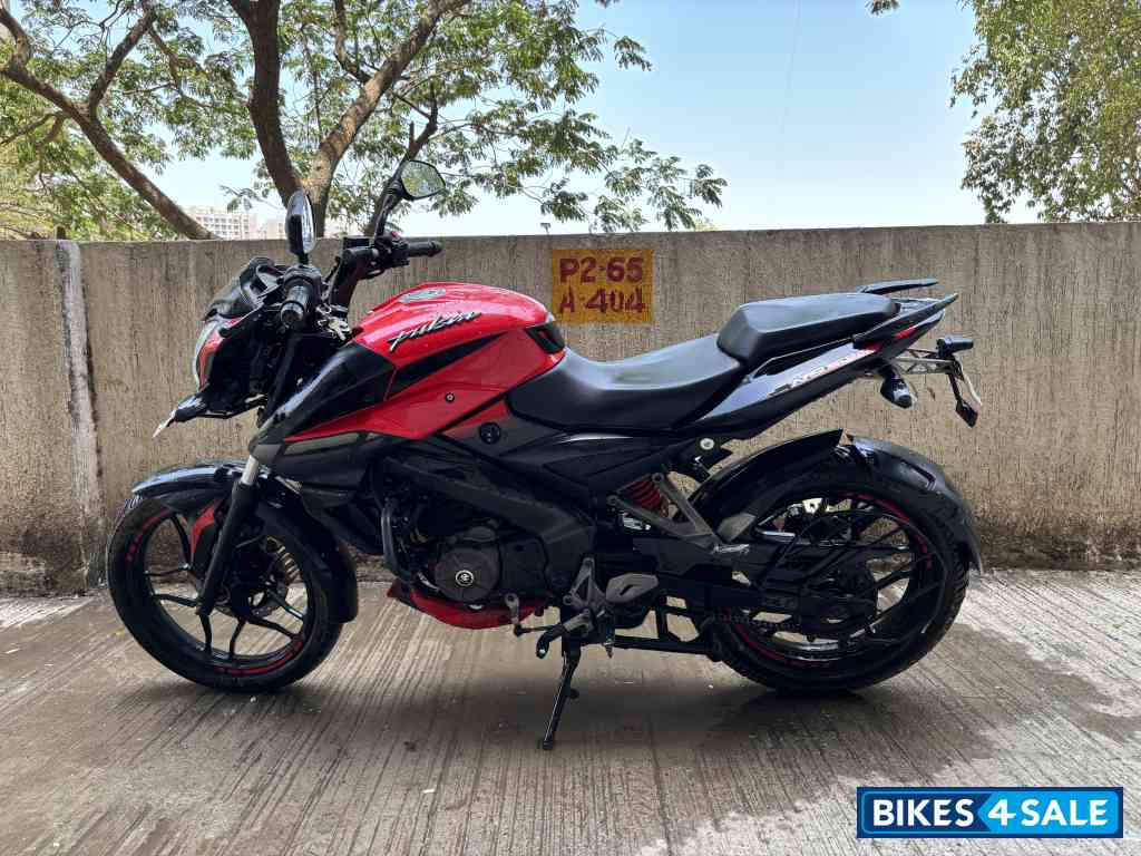 Red Bajaj Pulsar NS 160