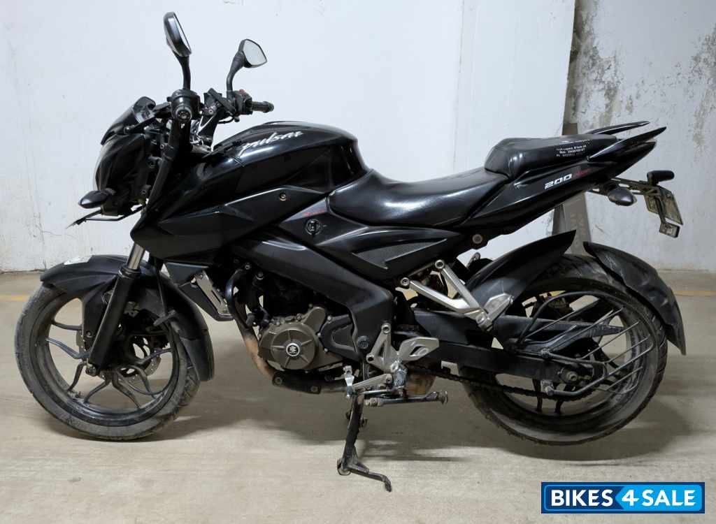 Black Bajaj Pulsar 200 NS