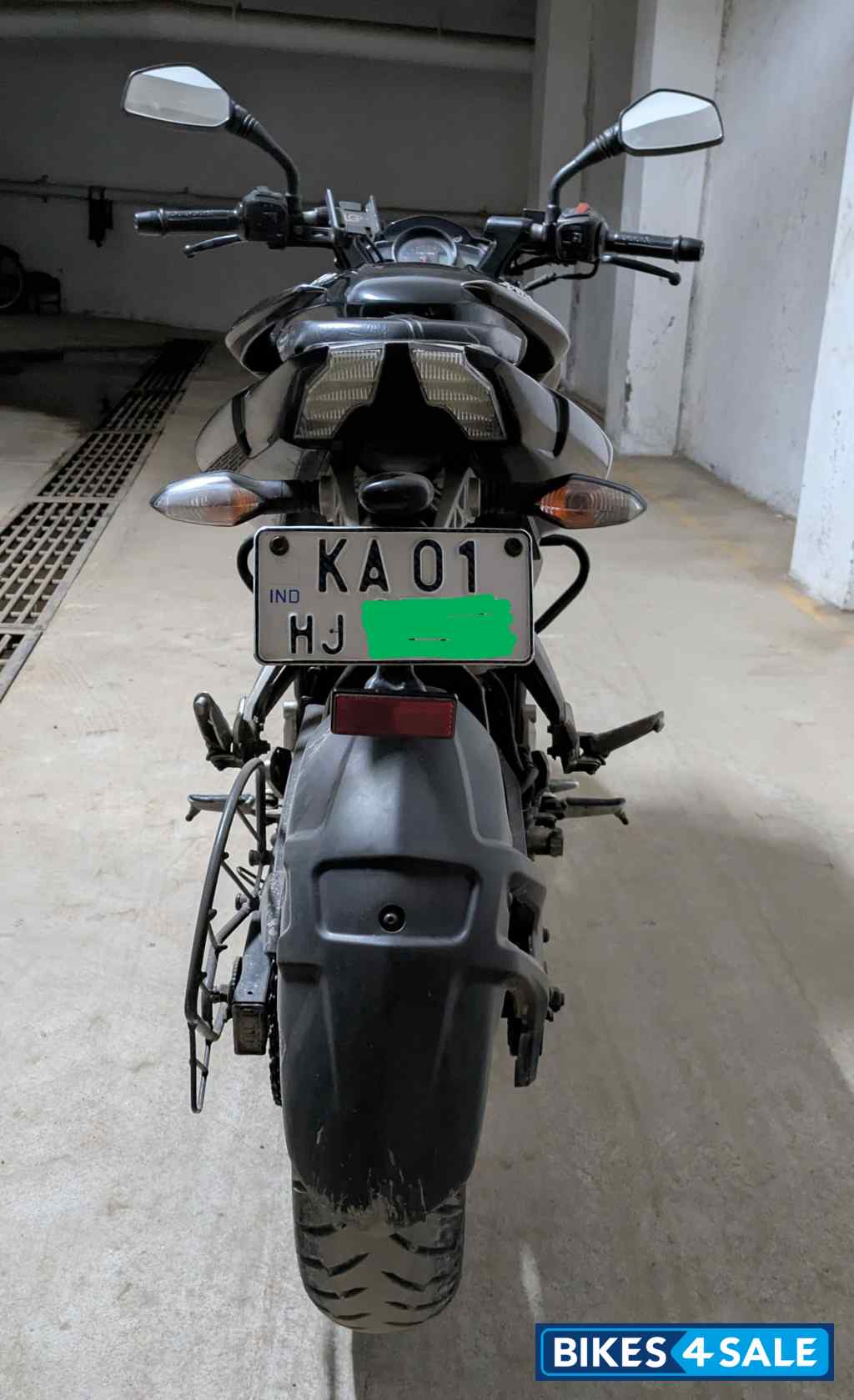 Black Bajaj Pulsar 200 NS