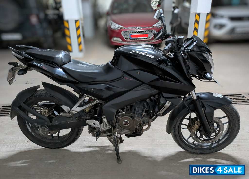 Black Bajaj Pulsar 200 NS