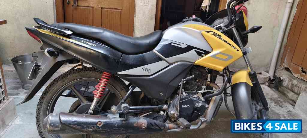 Black Yellow Hero Passion Pro BS6