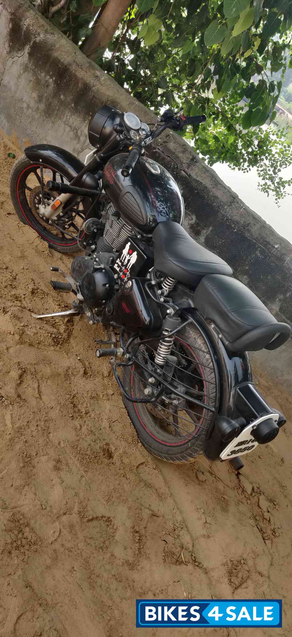 Royal Enfield Classic Stealth Black