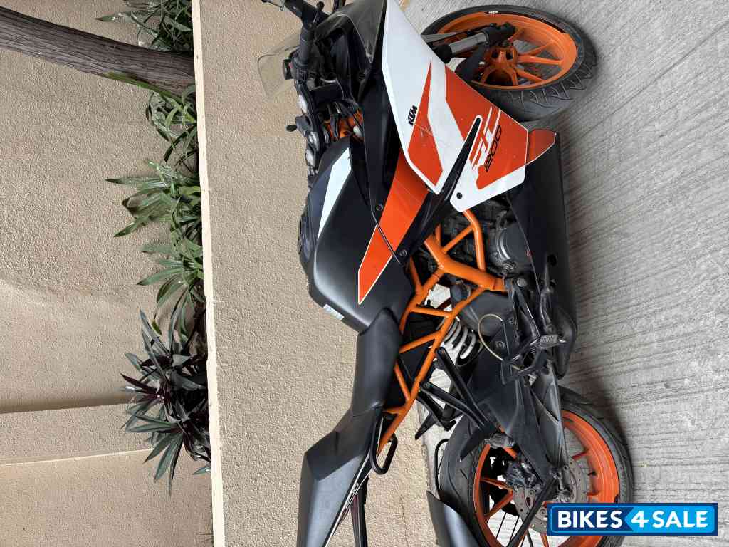 White/black KTM RC 200