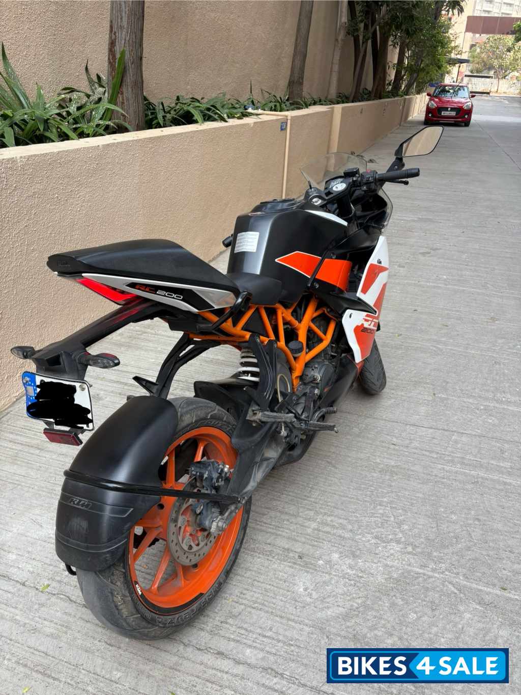 White/black KTM RC 200