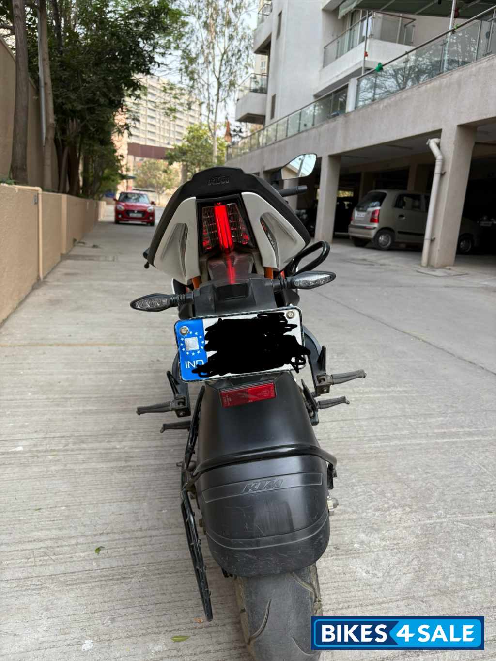 White/black KTM RC 200