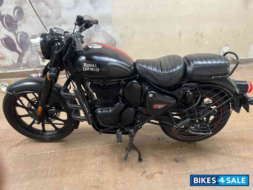 Royal Enfield Classic Stealth Black