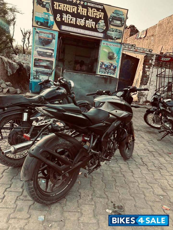Black Bajaj Pulsar NS 160 BS6