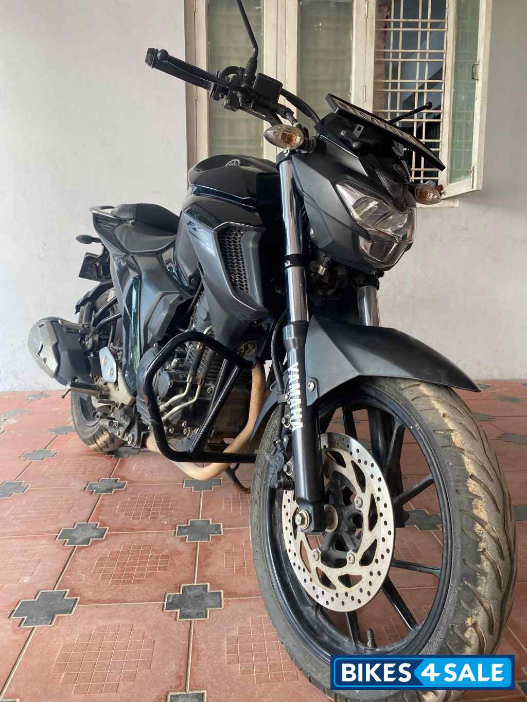 Black Yamaha FZ25