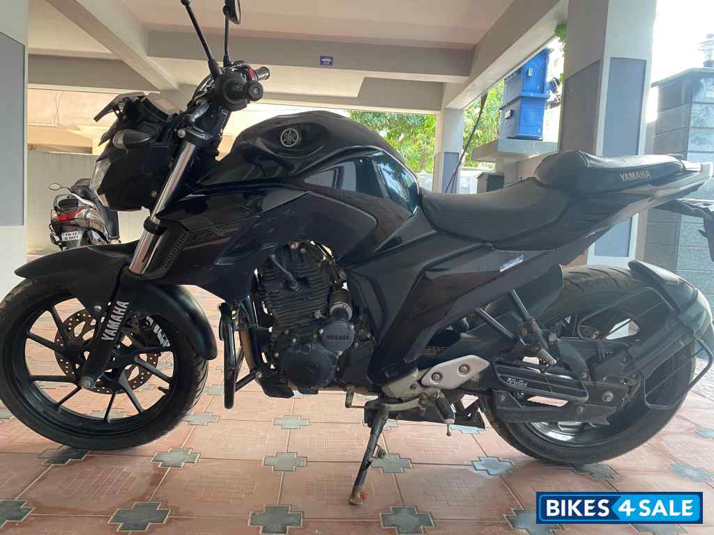Black Yamaha FZ25