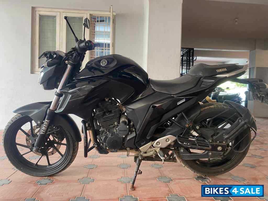Black Yamaha FZ25