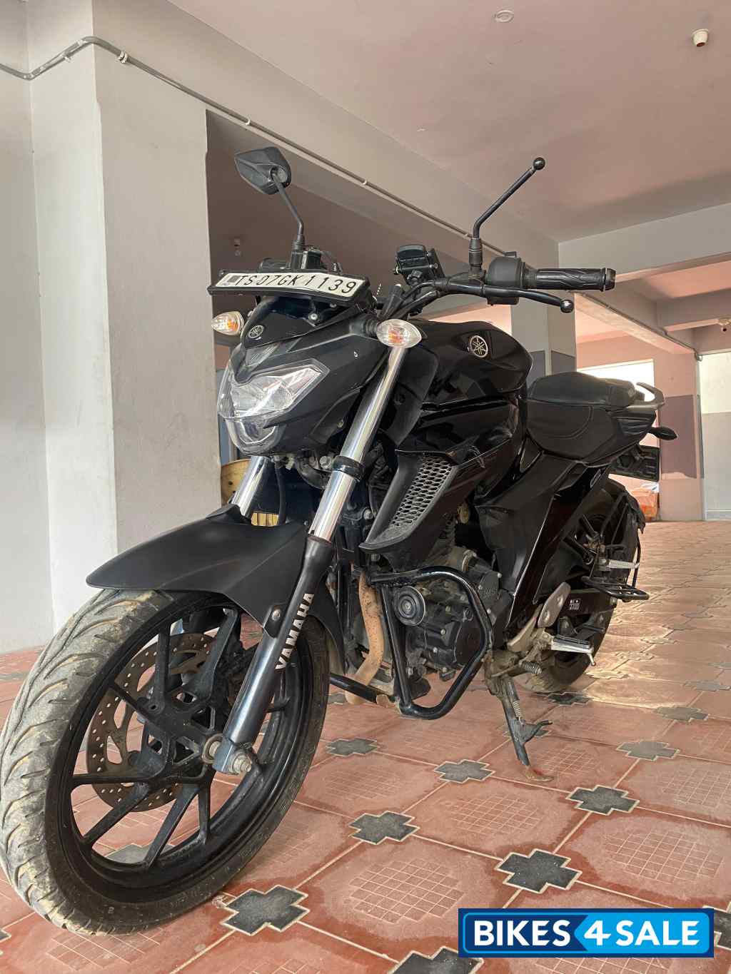 Black Yamaha FZ25