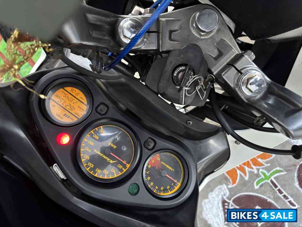 White Hero Karizma R