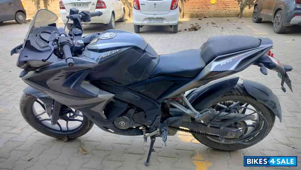 Black Bajaj Pulsar RS 200 ABS