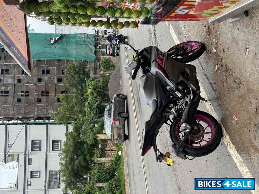 Magenta & Grey Yamaha R15 V4 Magenta & Grey Yamaha R15 V4
