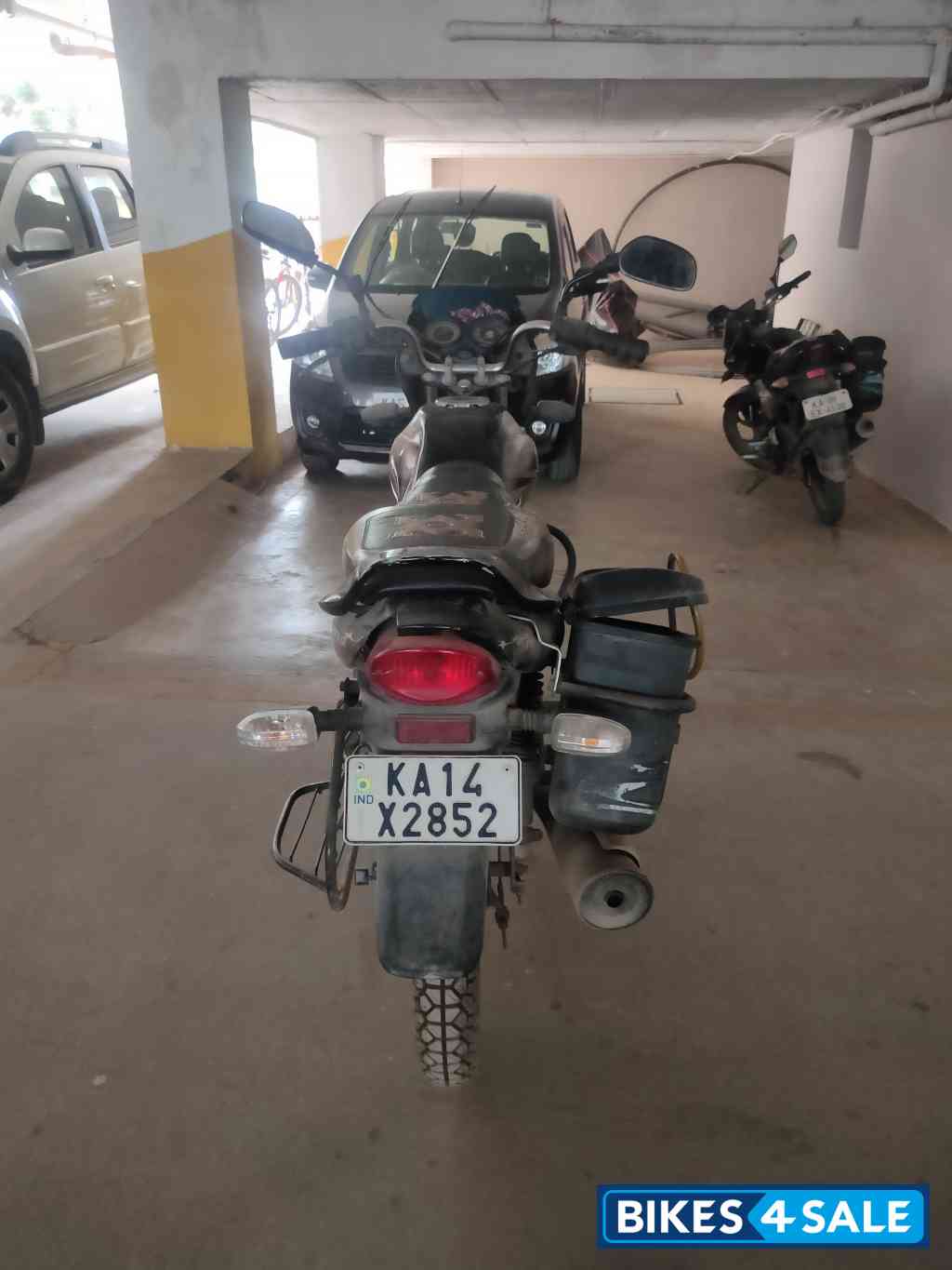 Black Bajaj Platina 125 DTS-Si