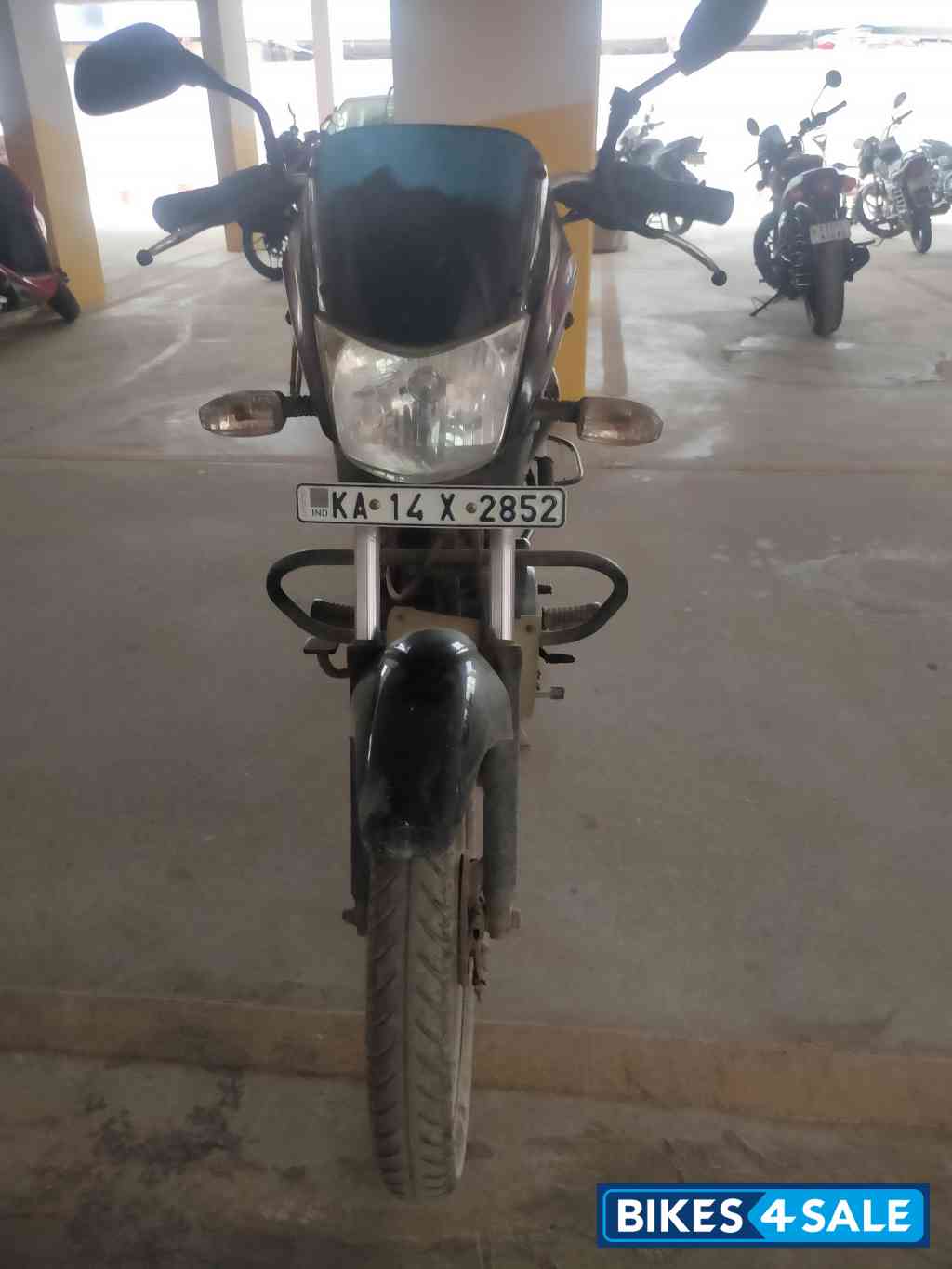 Black Bajaj Platina 125 DTS-Si