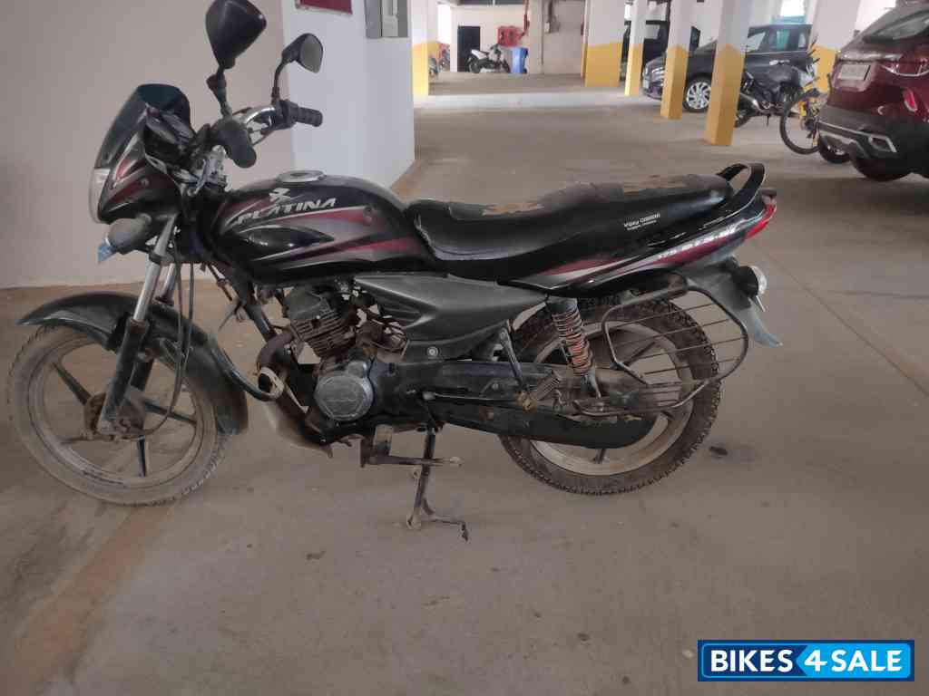 Black Bajaj Platina 125 DTS-Si