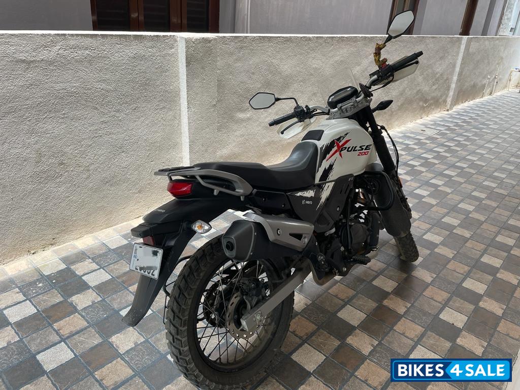 White Hero XPulse 200 BS6