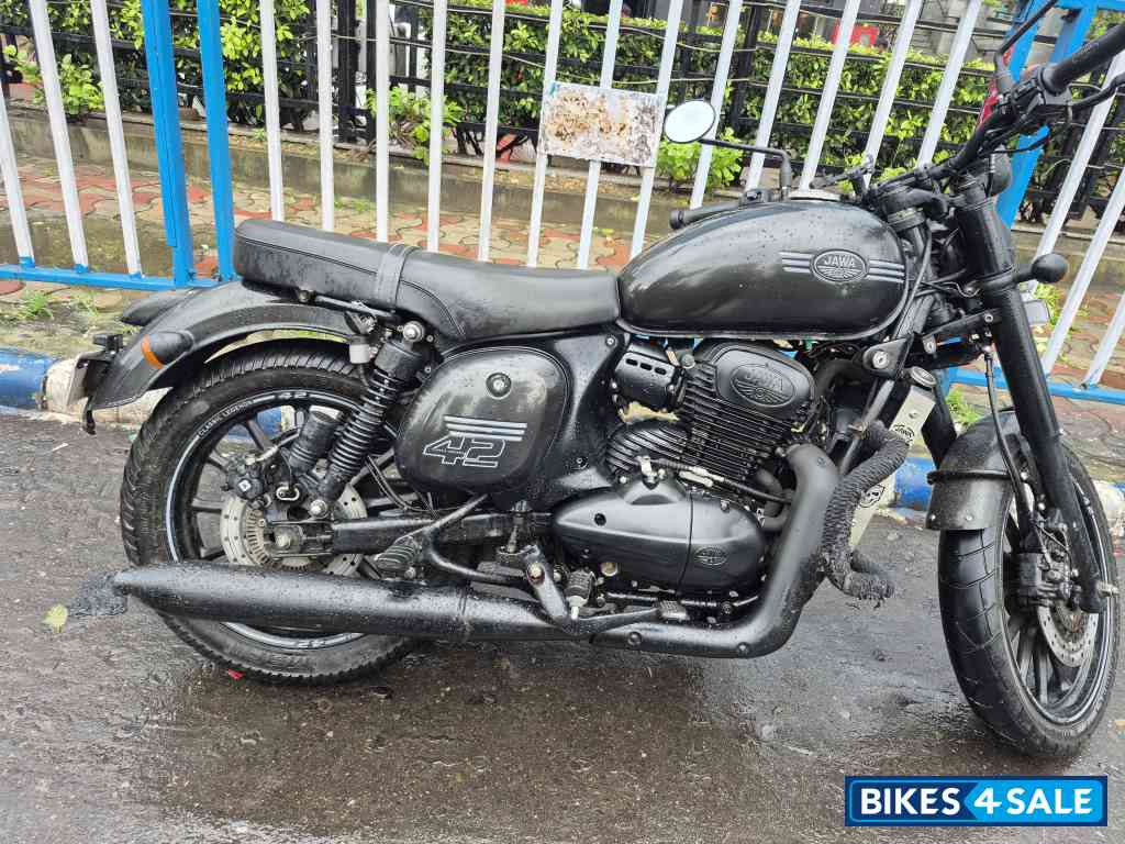 Black Jawa forty two BS6